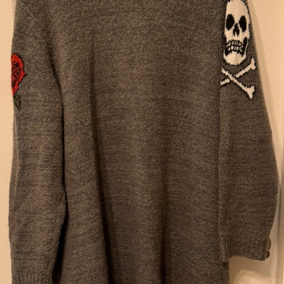 🖤🧵 Cozy-cool with attitude! Cardigan with skull & roses graphics ☠️ 🌹 - Picture 5 of 14